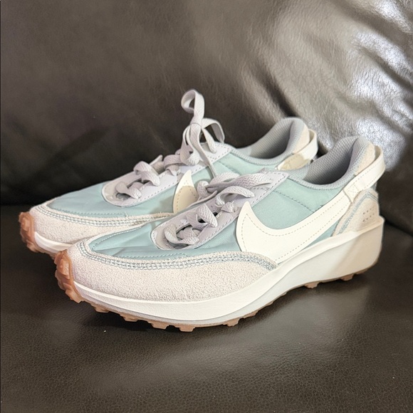 NWOB NIKE Women's Sneakers in Light Blue and White size 7.5 - Picture 1 of 6